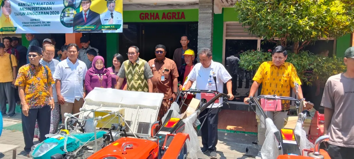 Anggota DPR RI Firman Subagyo Bagikan Alat Pertanian Traktor Kepada Kelompok Tani Di Rembang