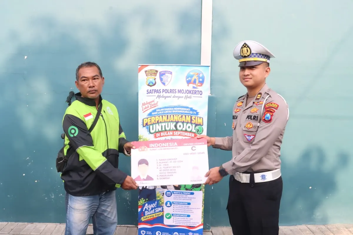 Hari Lalu Lintas Bhayangkara ke-71, Polres Mojokerto Beri SIM C Gratis dan Sembako untuk Driver Ojol