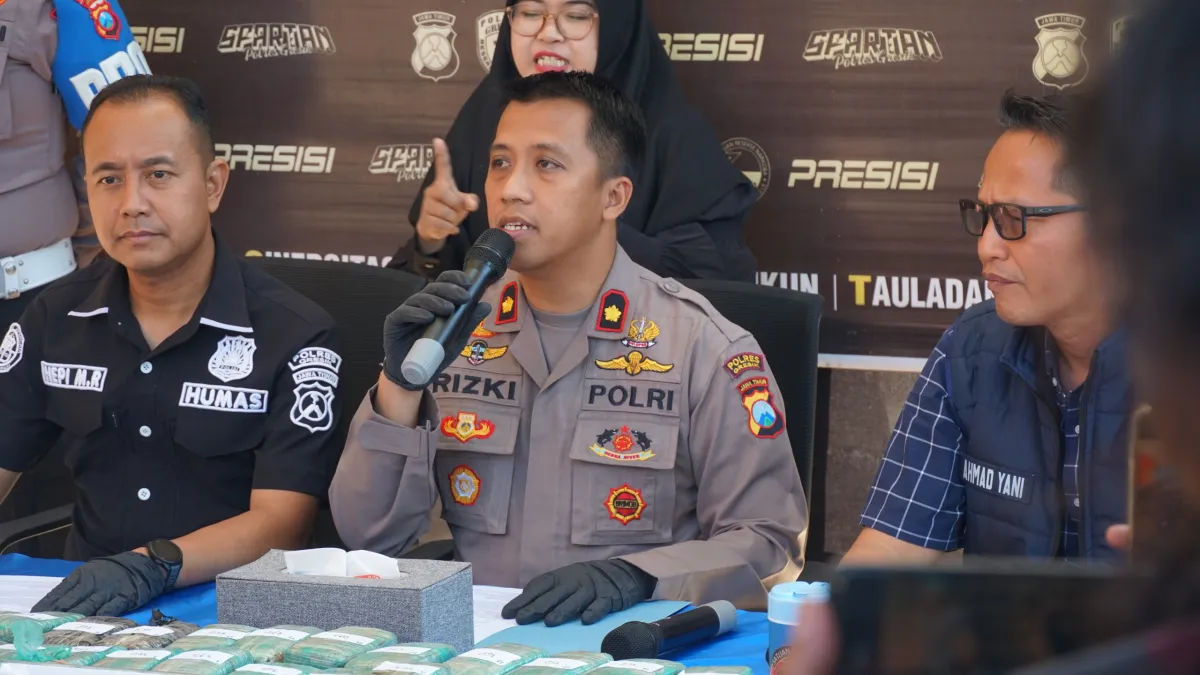 Polres Gresik Bongkar Modus Penyelundupan 10,858 Kg Ganja dalam Vespa di Gudang Ekspedisi