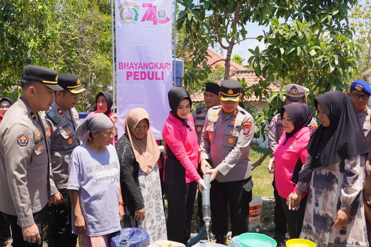 Krisis Air Melanda Bangkalan, Polres Salurkan 48.000 Liter Air Bersih ke Dua Kecamatan