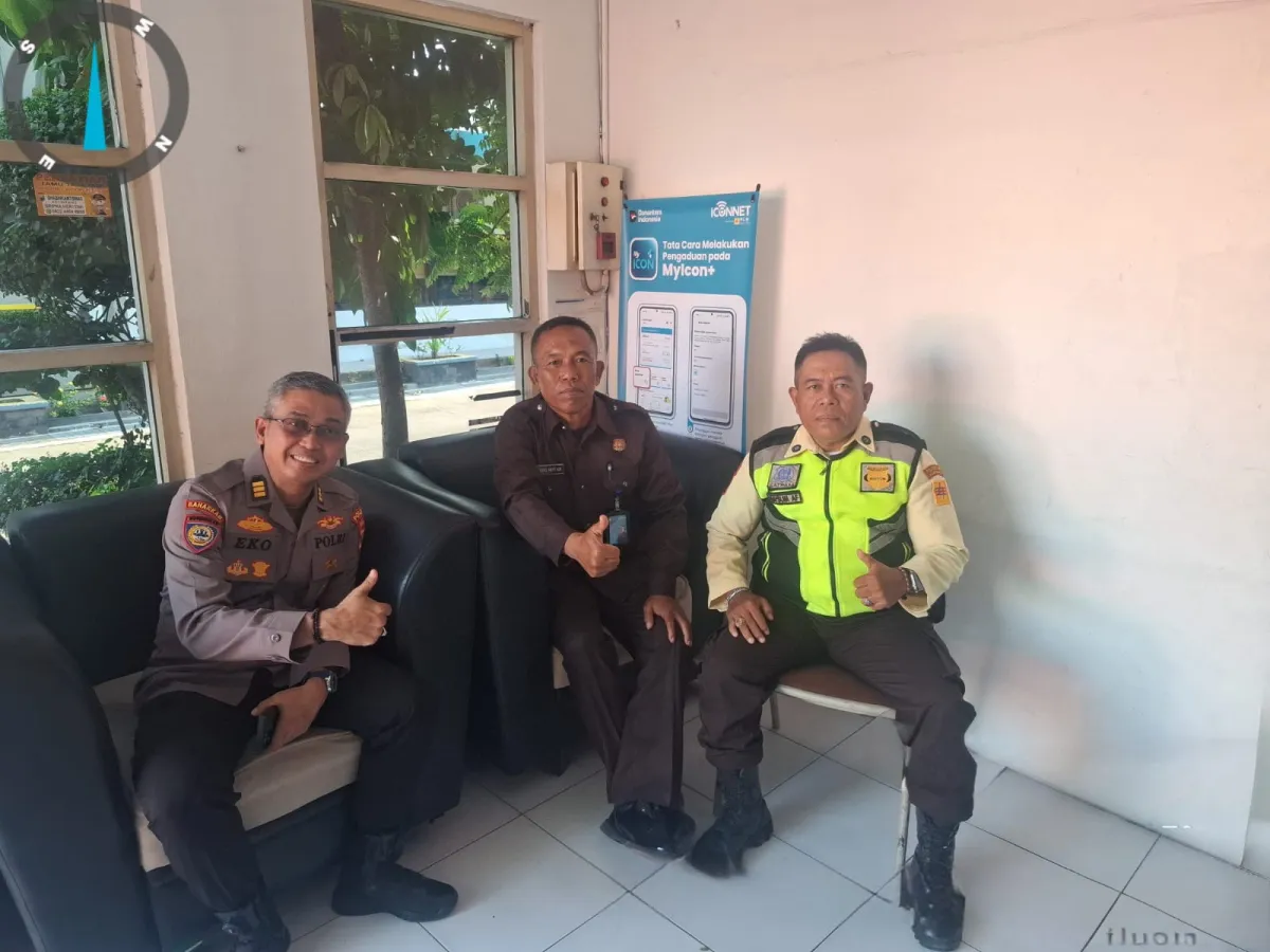  Perwira Urusan Jasa Pengamanan (Paur Jaspam), AKP Eko Sukamto, bersama Chift Security Sgodiq Arsyadi dan Perwakilan Anggota Satuan Pengamanan.