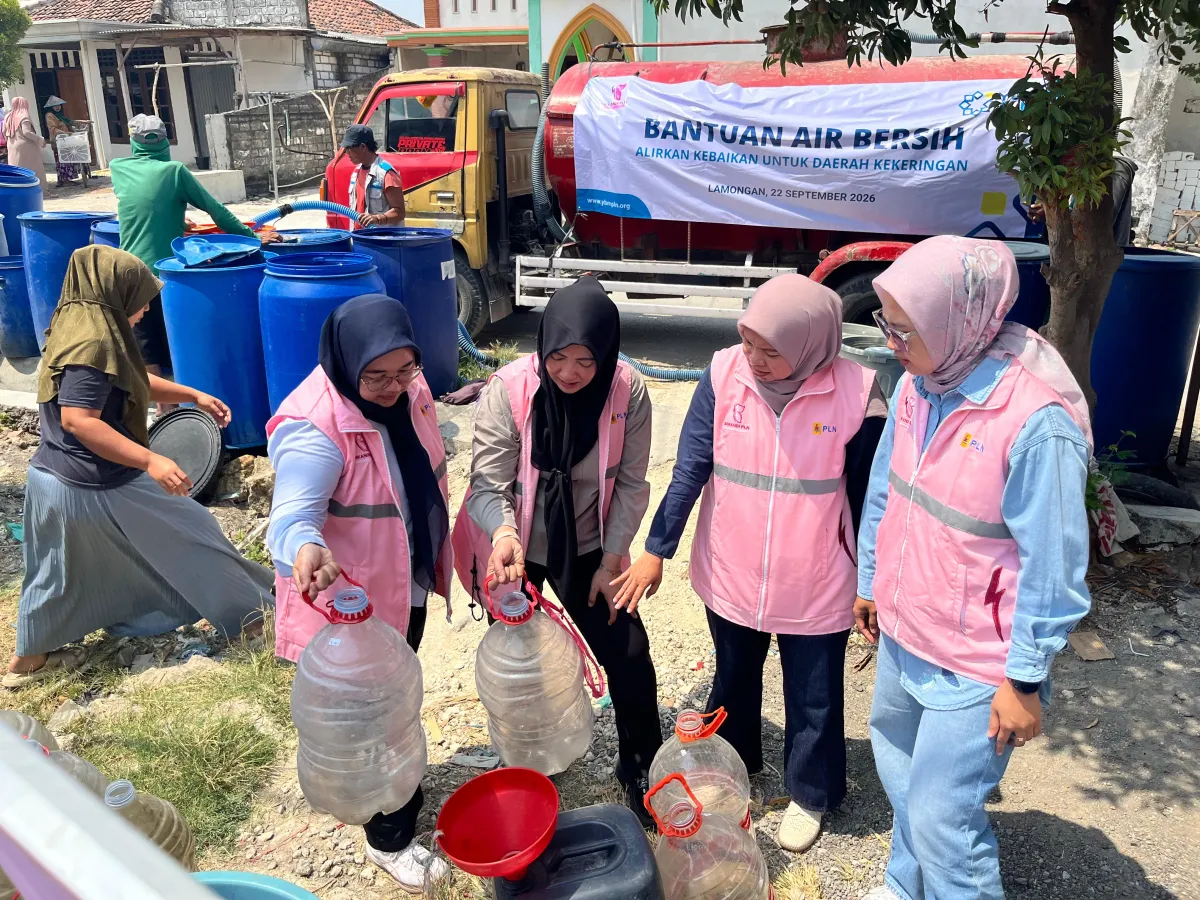 Tanggap Dampak El Nino, PLN UIP JBTB Bersama YBM dan Srikandi PLN Salurkan Bantuan Air Bersih Bagi Warga Kedung Lamongan