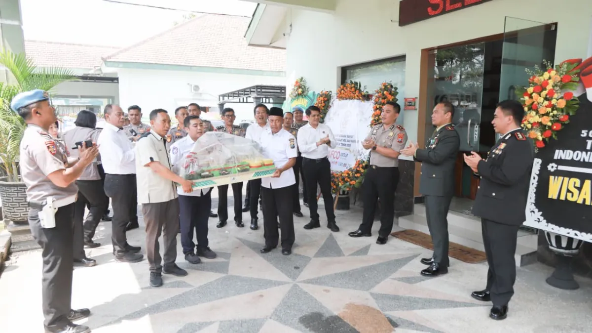 Moment HUT TNI ke-81, Kapolres Jombang Beri Kejutan kepada Kodim 0814, Sat Radar 405 Ploso dan Subdenpom Jombang