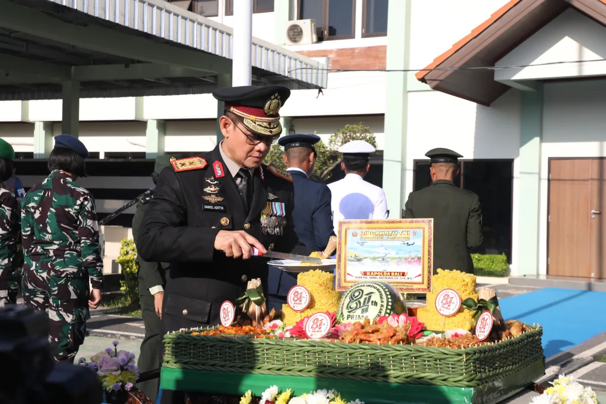 Kapolda Bali Serahkan Potongan Tumpeng Saat HUT TNI ke-81, Wujud Soliditas TNI-Polri
