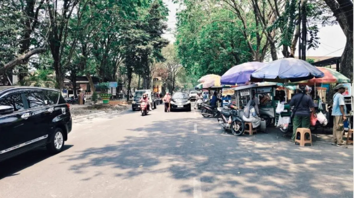 Jalan Panglima Sudirman Pati Makin Sempit, Parkir dan PKL Bikin Arus Kendaraan Tersendat